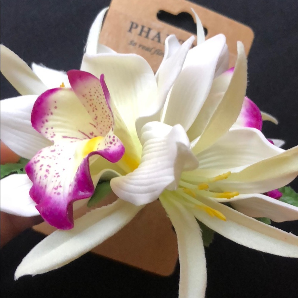 So Real Flower Hair Clip - Picture 3 of 5
